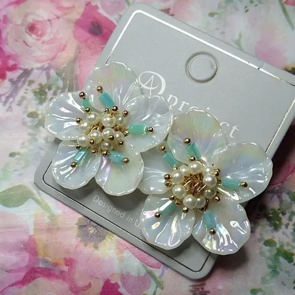 Beautiful Retro Floral Shell Like Earrings - Picture 7 of 9